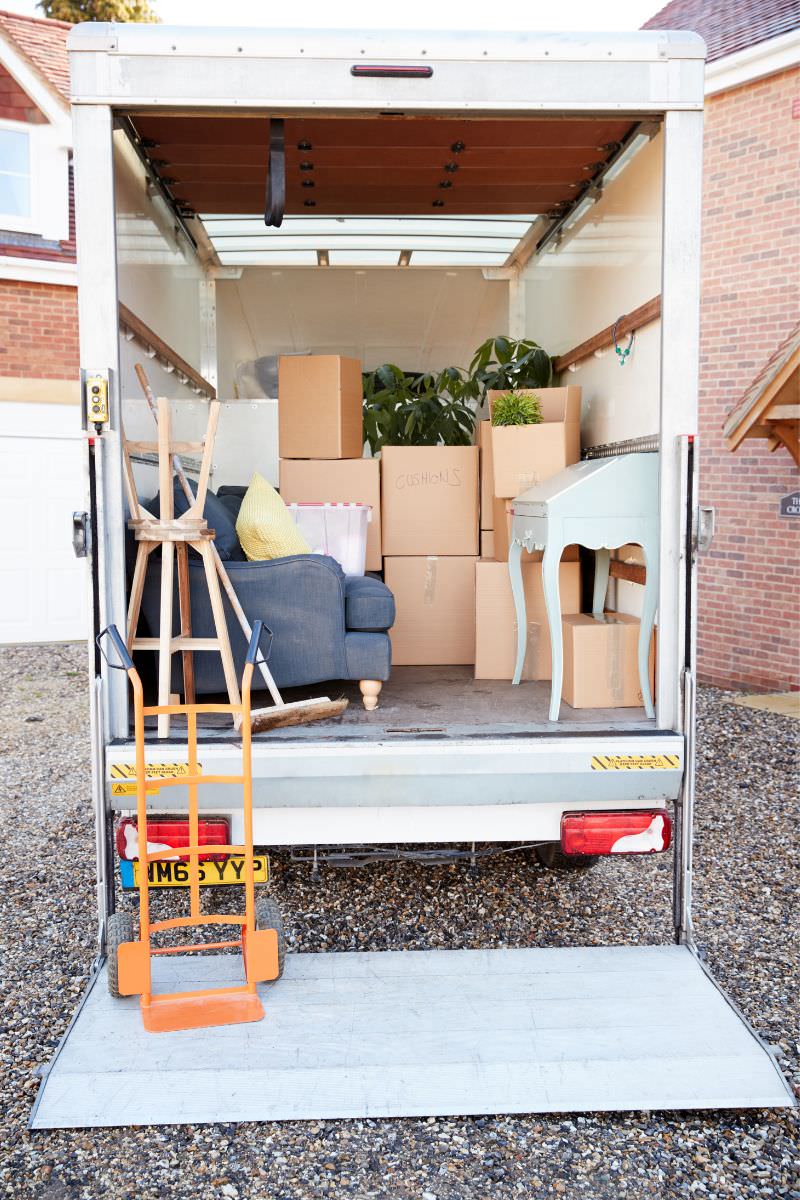Umzugsservice Umzugsservice: Geöffneter Umzugs-LKW mit Kartons und Möbeln