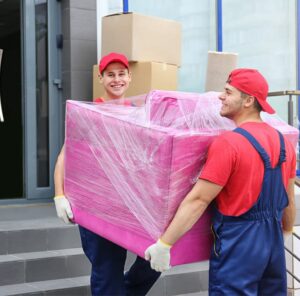 Umzug in Butzbach Zwei Umzugshelfer tragen ein in Folie gepacktes Möbelstück – Umzug in Butzbach