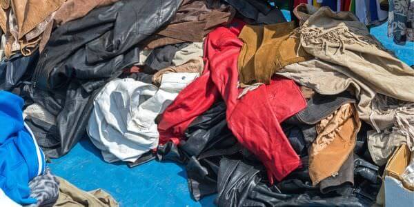 Entrümpelung in Butzbach: Berg aus Kleidung und Stoffen
