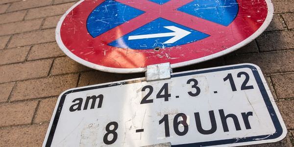 Mobiles Halteverbotsschild mit Zusatzschild für Datum und Uhrzeit – Halteverbotszone Butzbach