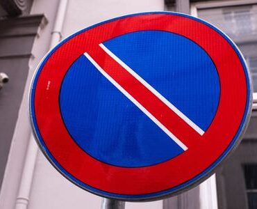 Halteverbotsschild an einer Hauswand – Halteverbotszone Butzbach