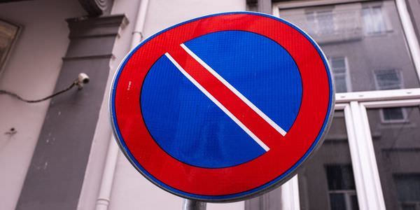 Halteverbotszone Butzbach: Halteverbotsschild an einer Hauswand