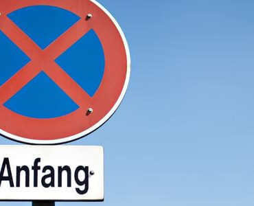 Halteverbotsschild mit Zusatzschild „Anfang“ – Parkverbot für den Umzug