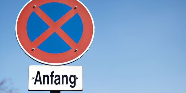 Halteverbotsschild mit Zusatzschild „Anfang“ – Halteverbotszone in Butzbach