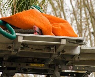 Möbellift transportiert ein Bündel Bettzeug nach oben – Möbellift in Butzbach