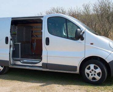 Weißer Transporter mit geöffneter Schiebetür – Transporter mieten in Butzbach